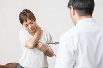 カウンセリングを受ける女性（首）