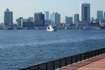 東京湾岸沿いに建ち並ぶ高層ビル群