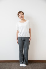 姿勢の悪い女性