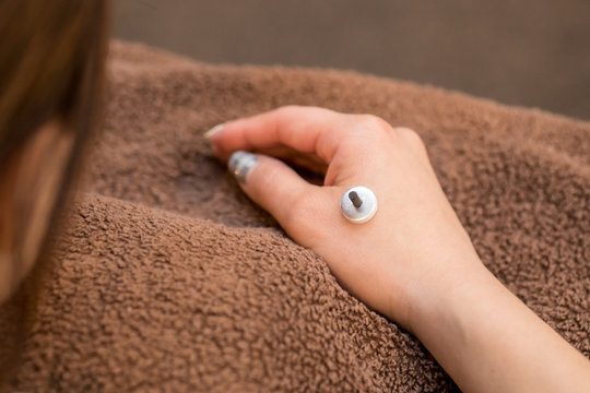 お灸をする女性