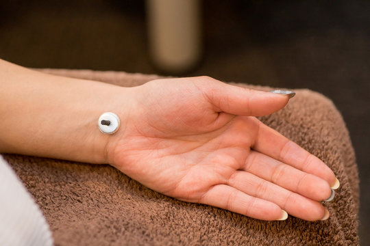 お灸をする女性