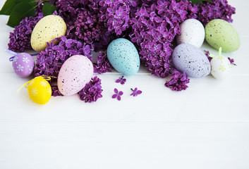 Obraz na płótnie Canvas Spring lilac flowers and easter eggs