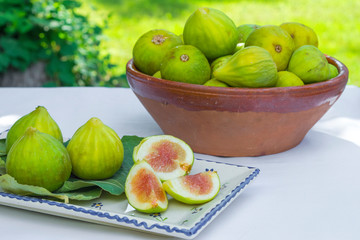 green figs open.