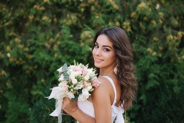 Naklejka premium Gorgeous female in white dress slime. Beautiful girl hold a bouquet of flowers in hands