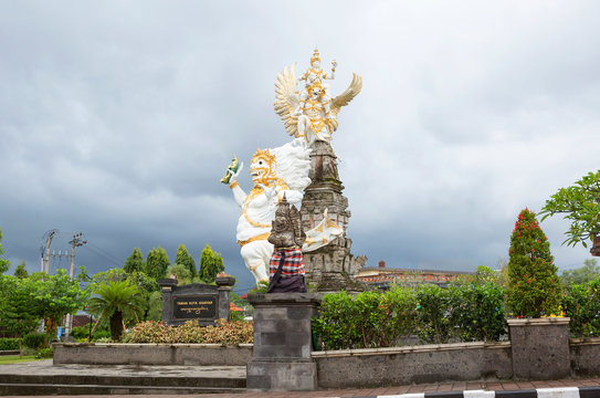 Bali, Indonesia, statue of the monkey king (Hanuman). Hanuman, aka the Indian monkey God is a Hindu-revered monkey-like deity, the son of the wind God. This is the chief of the army of monkeys, a deit