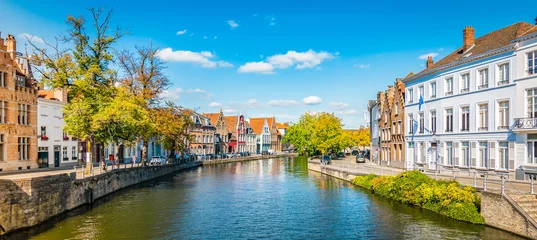 Schilderijen op glas Schilderachtig uitzicht op de stad Brugge met kanaal. Helder en kleurrijk panoramalandschap. © Nancy Pauwels