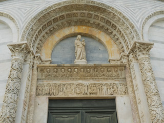 Obraz premium close up shot of the intricate architectural detail on the baptistry, pisa