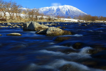 岩手山と葛根田川