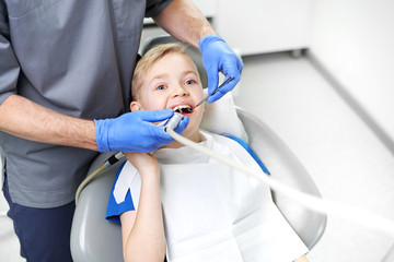 Dziecko u stomatologa. Leczenie ubytku w zębie - obrazy, fototapety, plakaty