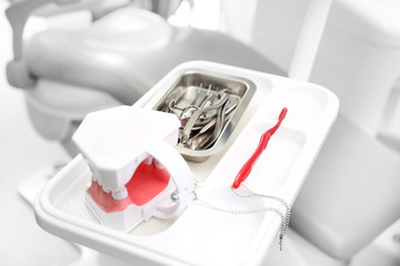 Fotel dentystyczny, wyposażenie gabinetu stomatologicznego.