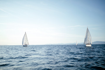 Obraz premium Portrait of sailing boats on open sea