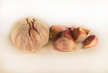 ajos sobre fondo blanco