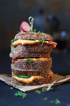 Sandwich mit Chilli-Humus, Gurke, Radieschen und Kresse