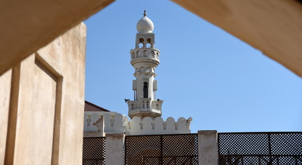 Minarett der Shaikh Isa bin Ali Moschee umrahmt von einem Torbogen