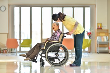 老人介護施設・お話を楽しむ母