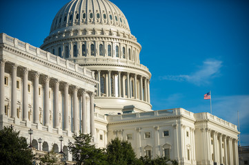 Obraz premium Scenic blue sky view of the dome of the US Capitol Building in bright midday sun in Washington DC, USA