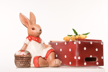 osterhasenfrau mit frühlingsblumen