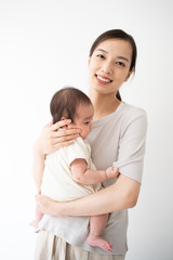 赤ちゃんを抱いた女性