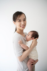 赤ちゃんを抱いた女性