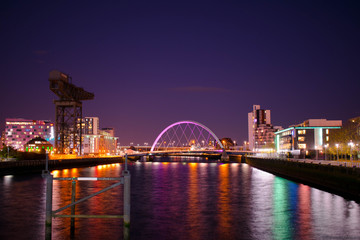 Fototapeta na wymiar Glasgow bridge at night