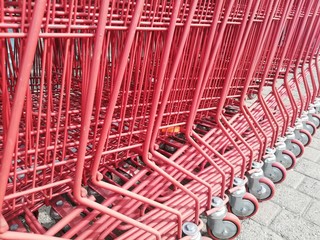 Carrelli della spesa rossi, Red shopping carts