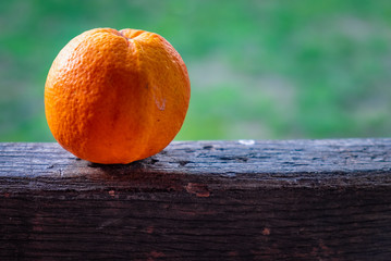 Laranja natural em cima de madeira no exterior