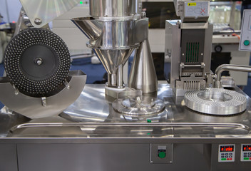 Capsule filling machine in pharmaceutical industrial