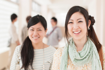 Obraz premium 大学の廊下で微笑む大学生