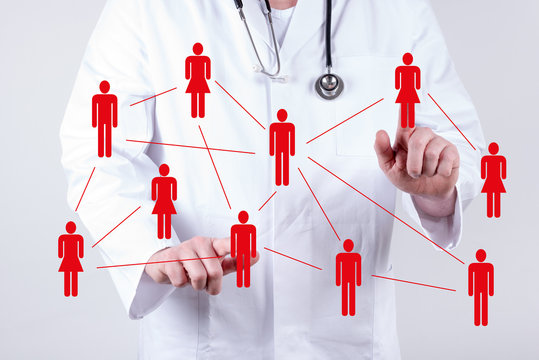 Arzt mit virtuellen Patienten als Netzwerk
