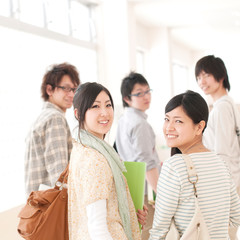 Obraz premium 大学の廊下を歩く大学生