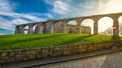 Fototapeta na wymiar Arcos e castelo no dia de sol