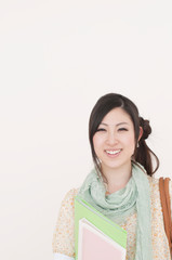 ファイルを持ち微笑む大学生