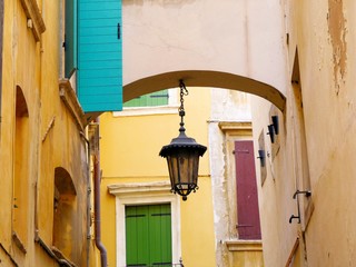 Farbenfrohe Gasse in Italien