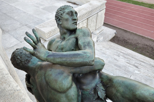 wrestlers bronze statue, rationalism art movement experssion, Stadio dei Marmi in Rome, Italy