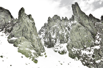 Fototapeta premium Sierra de Gredos, España, ambiente alpino perfecto para deportes de aventura como alpinismo, escalada o sencillamente para practicar espectaculares rutas de senderismo