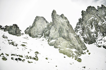 Fototapeta na wymiar Sierra de Gredos, España, ambiente alpino perfecto para deportes de aventura como alpinismo, escalada o sencillamente para practicar espectaculares rutas de senderismo