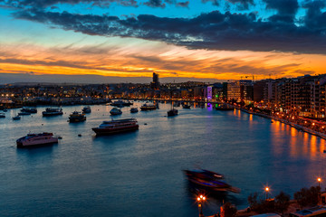 Fototapeta premium Beautiful sunset in the bay of Sliema, Malta.