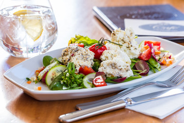 Frischer salat auf dem tisch in einem restaurant.