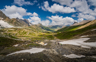 Naklejka premium Small people trek and Amazing view