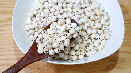 껍질을 벗긴 연꽃 열매 연자육