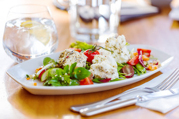 Frischer salat auf dem tisch in einem restaurant.