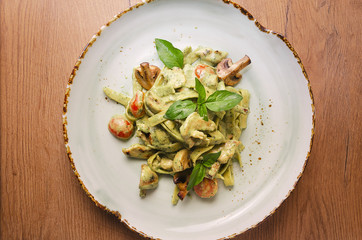 green pasta with chicken, basil and mushrooms