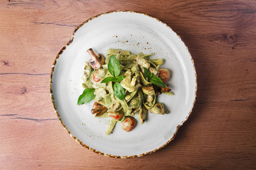 green pasta with chicken, basil and mushrooms