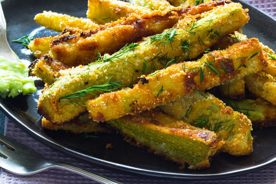 Knusprige Zucchini-Sticks mit Avocado-Dip