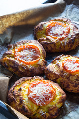 Kürbisbrötchen mit Tomate und Parmesan auf einem Backblech
