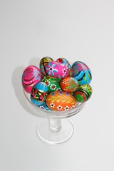 Bunte Ostereier im Glas