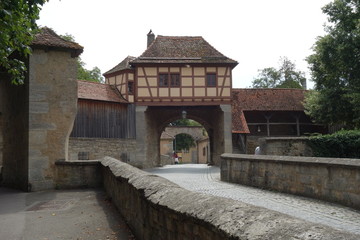 ドイツ　ローテンブルクのレーダー門を街の外側から見た