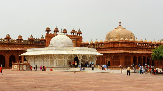 tomb of salim chishti in jama masjid courtyard in fatehpur sikri
