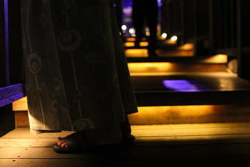 群馬県草津温泉の湯畑をみる浴衣の男性