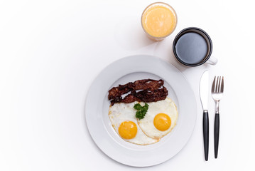 Spiegeleier mit Speck zum Frühstück